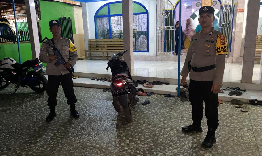 Polsek Padang Ulak Tanding Melaksanakan Kegiatan Pengamanan Ibadah Salat Tarawih