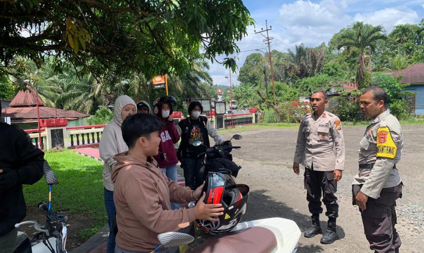 Polsek Padang Ulak Tanding Berikan Pengawalan di Jalan Lintas Padang Ulak Tanding - Curup