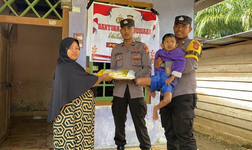 Polsek Tanjung Kemuning Salurkan Bansos ke Warga Desa Pelajaran I
