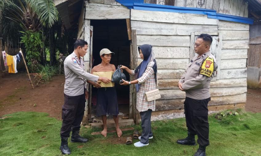 Bulan Ramadan Polsek Batik Nau Bagikan Bantuan Sosial Kemanusiaan Untuk Masyarakat