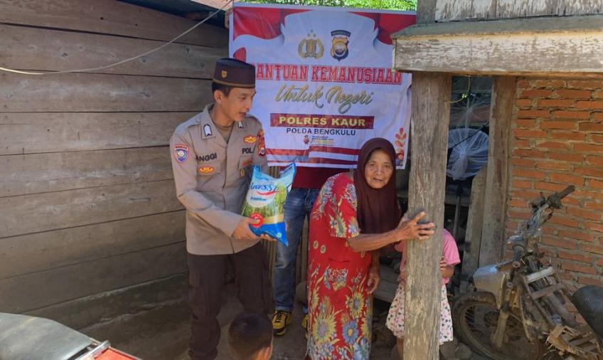 Lansia 83 Tahun Terima Bansos dari Polsek Kaur Utara