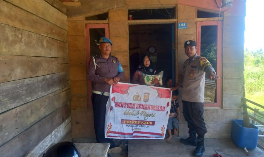 IRT Warga Desa Suka Menanti Terima Bansos dari Polsek Maje