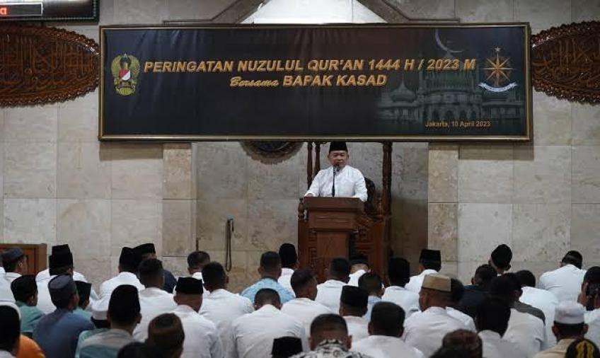 KASAD Jenderal Dudung Beri Ceramah Nuzulul Qur’an dan Jadi Imam Shalat Tarawih di Pusbekangad