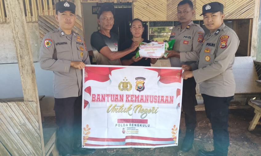 Warga Desa Sinar Pagi Terima Bansos dari Polres Kaur