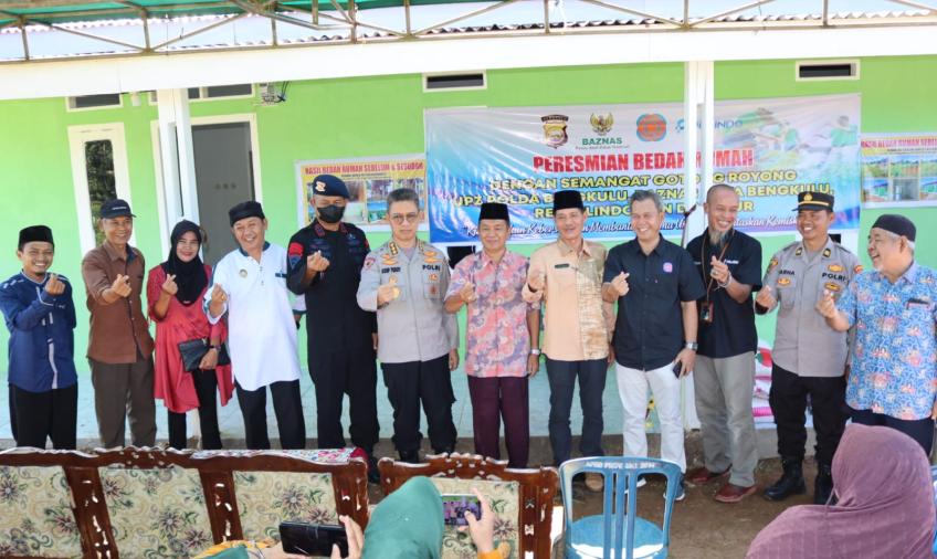 Polda Bengkulu Kembali Serahkan Tiga Kunci Program Bedah Rumah Kepada Warga Tidak Mampu