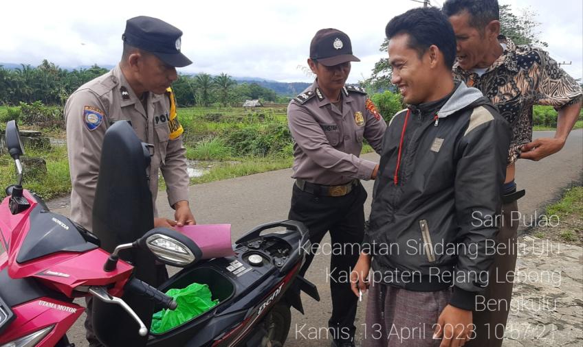 Polsek Padang Ulak Tanding Melakukan Pemeriksaan Sajam dan Senpi di Jalan Lintas Kotapadang - Padang Ulak Tanding.