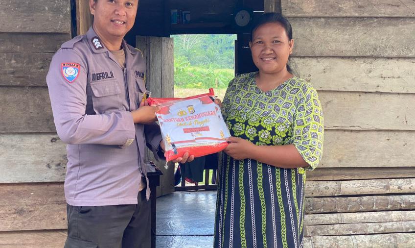 Polsek Muara Sahung Kembali Salurkan Bansos, Kali ini Untuk Ibu Ria