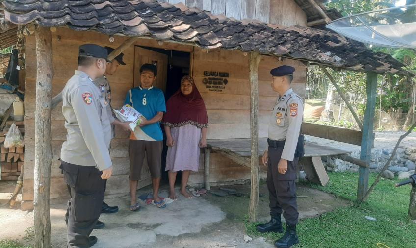Warga Desa Pengubaian Terima Bansos dari Polsek Kaur Selatan