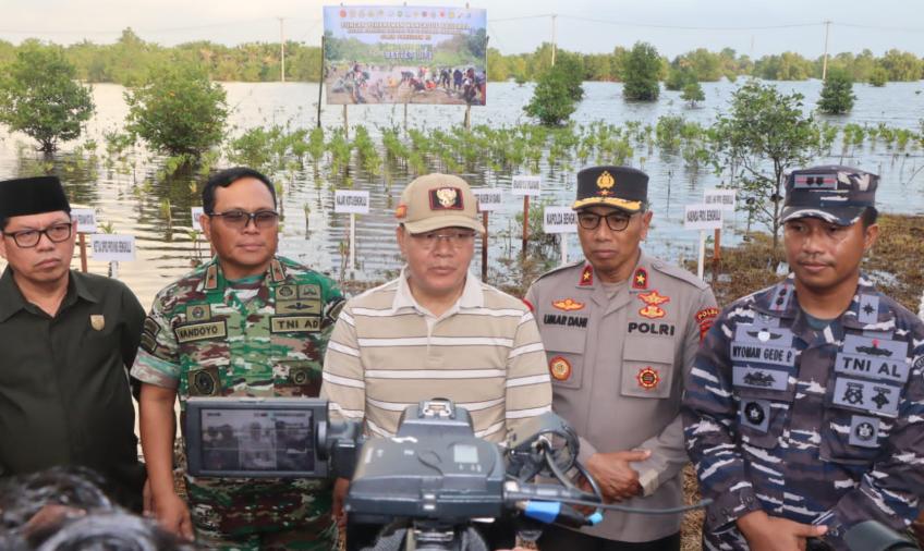 Jaga Ekosistem Pantai, TNI-Polri di Bengkulu Tanam 1000 bibit Mangrove di Kelurahan Sumber Jaya