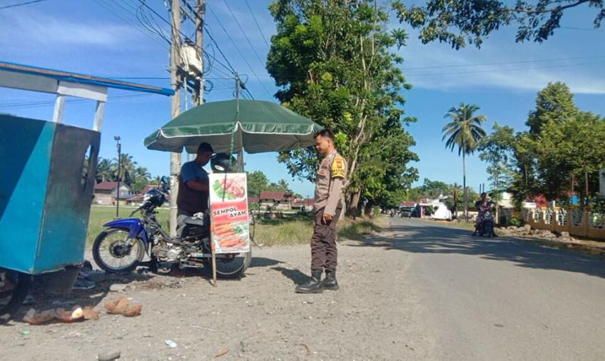 Sambangi Pedagang, Bhabinkmtimbas Berikan Imbauan Kamtibmas