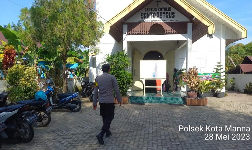 Bhabinkamtibmas Polsek Kota Manna Sambangi Gereja, Demi Wujudkan Keamanan dan Kenyamanan dalam Beribadah
