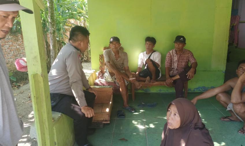 Personel Polsek Batik Nau Beri Edukasi Kepada Warganya Cegah Aksi Penipuan