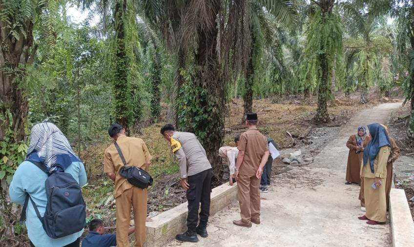 Kegiatan Sertifikasi Dana Desa Tahap 1 Oleh Tim verifikasi, Didampingi Bhabinkamtibmas Polsek Pino