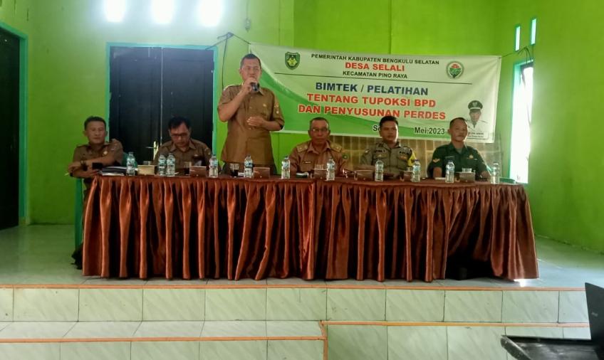 Bersama Babinsa, Bhabinkamtibmas Hadiri Pelatihan Peningkatan Kapasitas BPD Didesa Selali 
