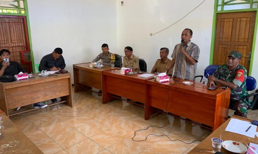 Jalin Sinergitas Dengan Pemdes, Bhabinkamtibmas dan Babinsa Hadiri Pelaksanaan Pembangunan Desa 