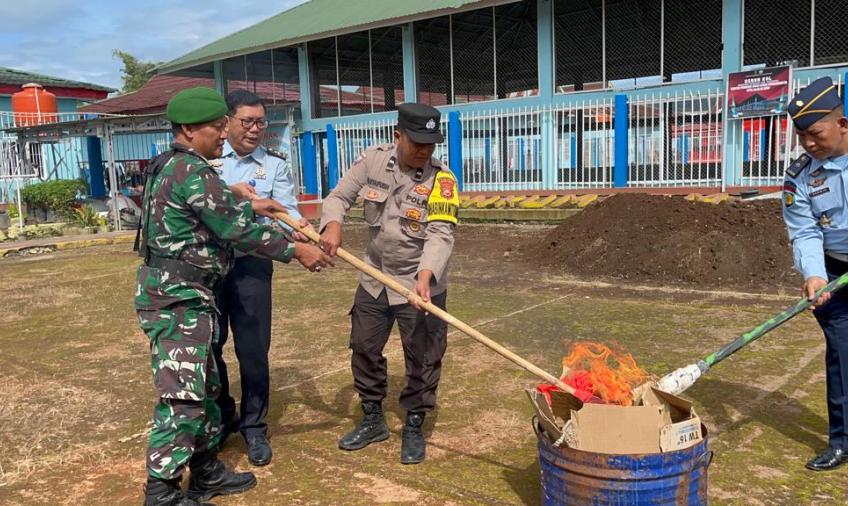 Bersama Babinsa, Bhabinkamtibmas Hadiri Pemusnahan Barang Hasil Razia Lapas Curup