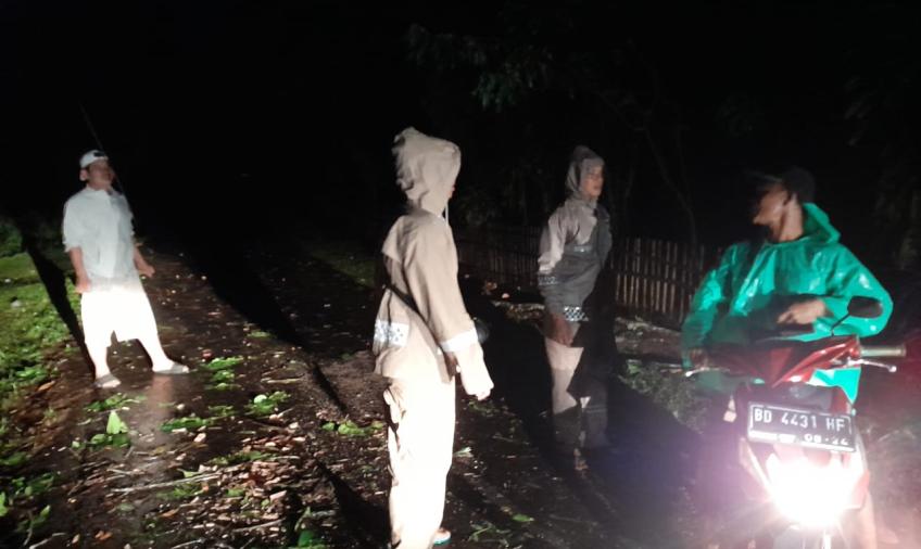 Angin Kencang Sebabkan Pohon Tumbang, Polsek Lebong Atas Terjunkan Personel Pantau Situasi
