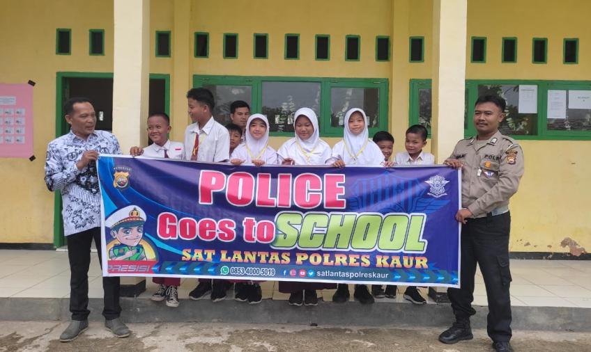 Police Go To School, Sat Lantas Polres Kaur Sampaikan Pentinngya Penggunaan Helm SNI 
