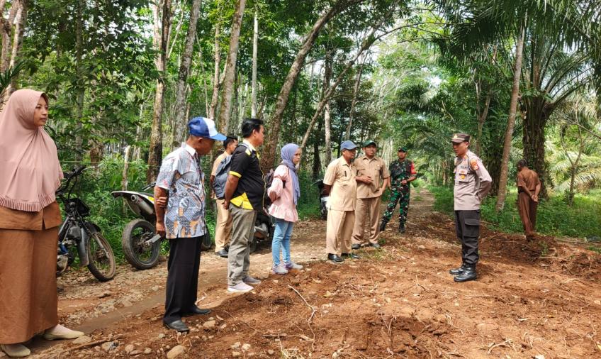 Kapolsek Padang Jaya Terjun Langsung Tinjau Pelaksanaan Sertifikasi Pembangunan Fisik DD Tahap 1 