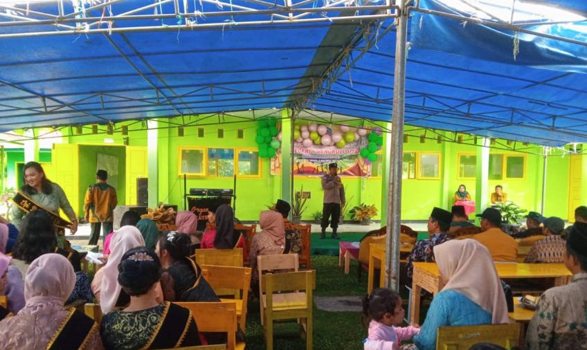 Hadiri Perpisahan Sekolah, Bhabinkamtibmas Polsek Enggano Gelar Binluh