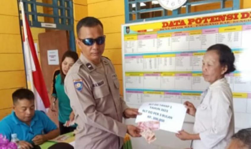 Bhabinkamtibmas Polsek Enggano Dampingi Penyaluran BLT-DD Warga Desa Meok