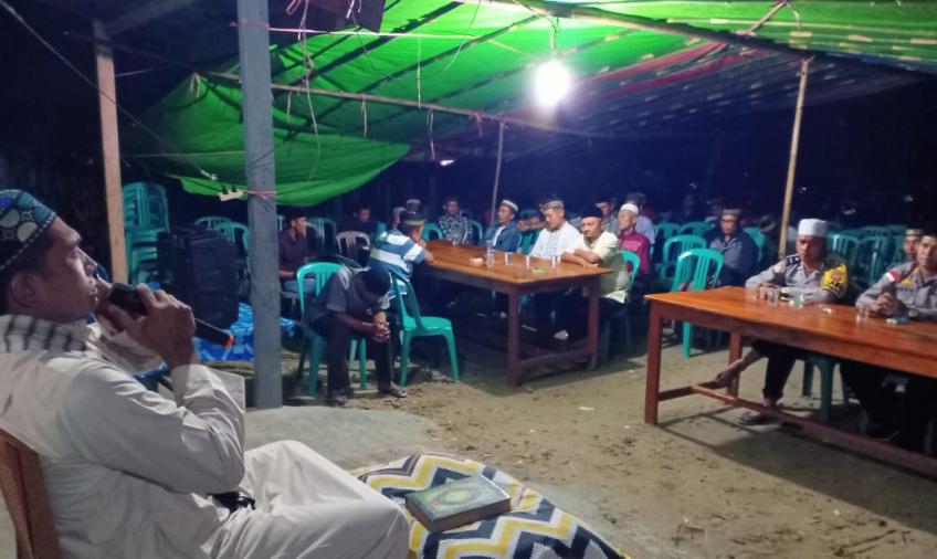 Peduli Kemanusiaan, Kapolsek Enggano Bersama Anggota Takziah ke Rumah Warga yang Meninggal Dunia