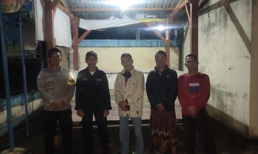 Tingkatkan Kewaspadaan Warga, Bhabinkamtibmas Cek Pos Ronda