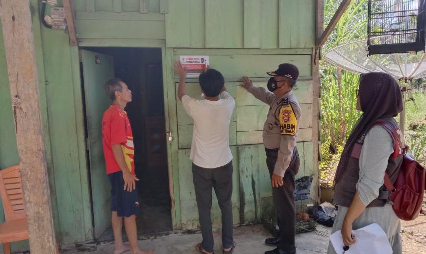 Bhabinkamtibmas Polsek Ketahun Dampingi Penempelan Stiker Warga Penerima PKH dan BPNT