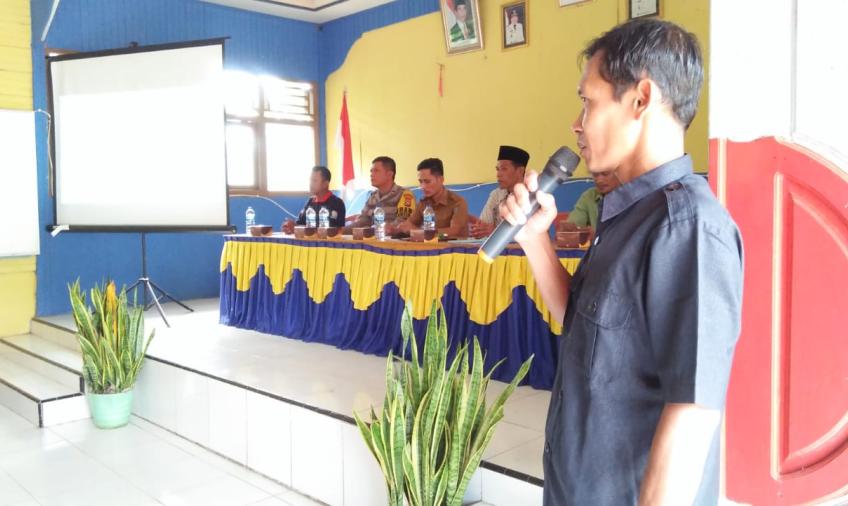 Bhabinkamtibmas Polsek Giri Mulya Monitoring Rapat Pleno Terbuka DPSHP Pemilu 2024 di Desa Suka Makmur