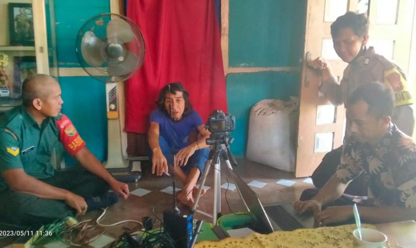 Bhabinkamtibmas Dampingi Petugas Disdukcapil Perekaman KTP Warga Alami Gangguan Jiwa