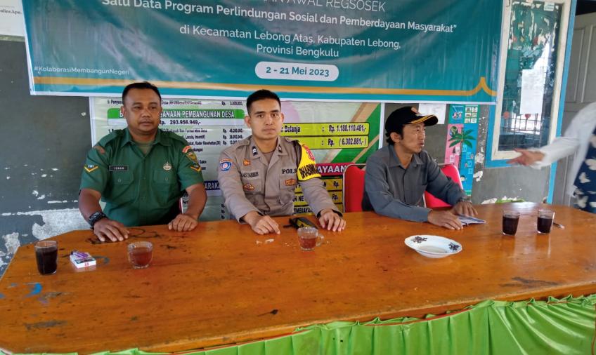 Bhabinkamtibmas Polsek Lebong Atas Hadiri Forum Konsultasi Publik di Desa Daneu