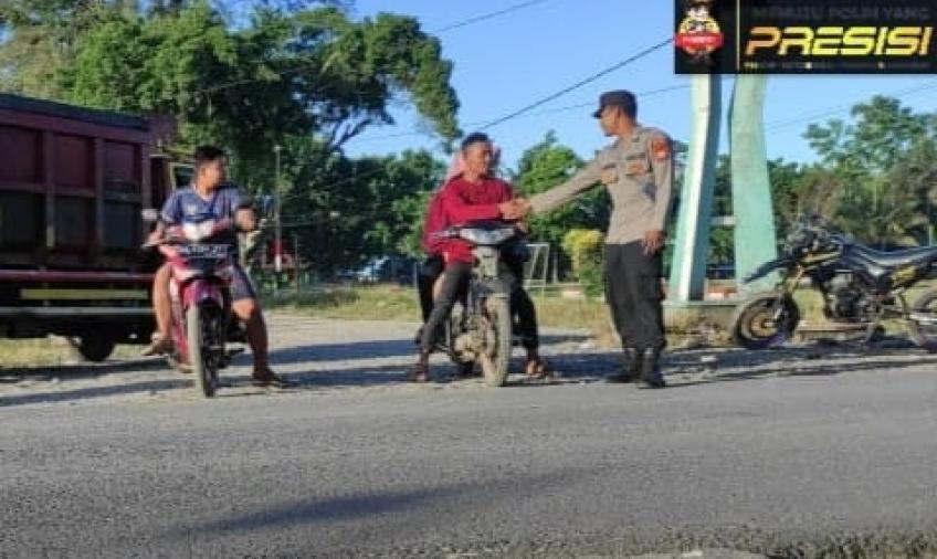 Personel Polsek Penarik Raya Sampaikan Imbauan Kepada Pengendara Sepeda Motor