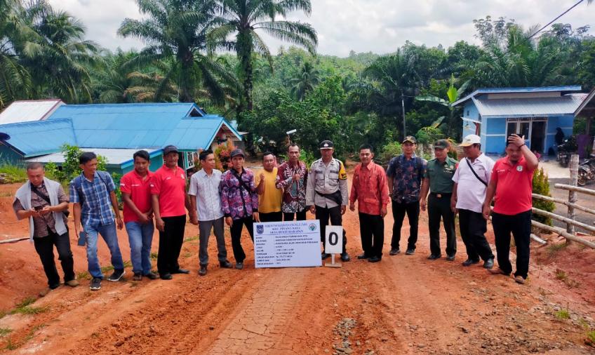 Bhabinkamtibmas Polsek Ketahun Monitor Titik Nol Pembangunan Rabat Beton Desa Bukit Harapan