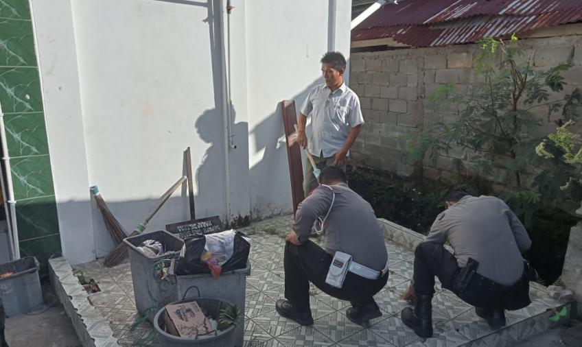 Jumat Religi, Personel Polsek Gading Cempaka Bersih-Bersih Masjid Al Munawwar