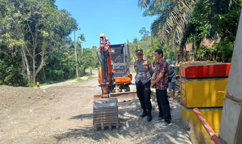 Jembatan Batik Nau Mulai Dilakukan Perbaikan, Kapolsek Batik Nau Monitor Langsung
