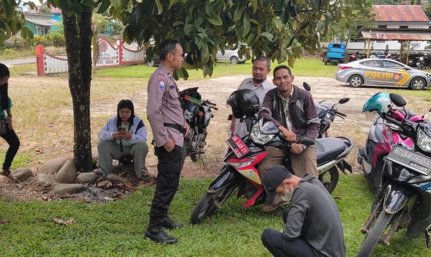 Selalu Hadir Ditengah Masyarakat, Bhabinkamtibmas Sambangi Warga dan Berikan Imbauan Kamtibmas