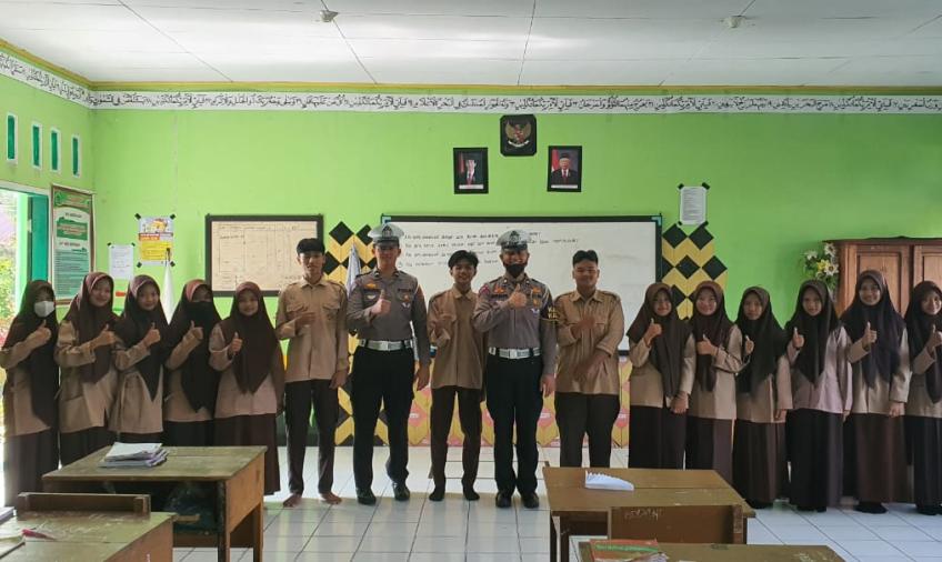  Satlantas Polres Mukomuko Beri Edukasi dan Sosialisasi Tertib Berlalu Lintas Kepada Pelajar MAN 2 Mukomuko