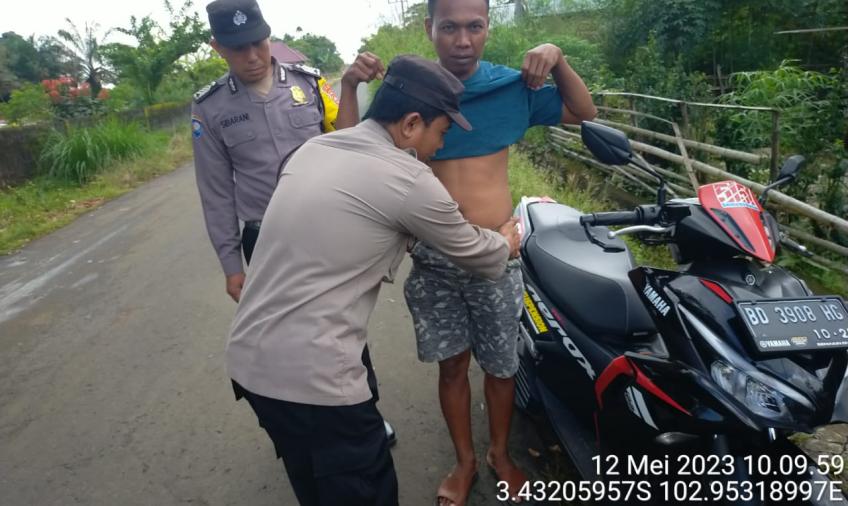 Polsek Kota Padang Razia Sajam dan Senpi