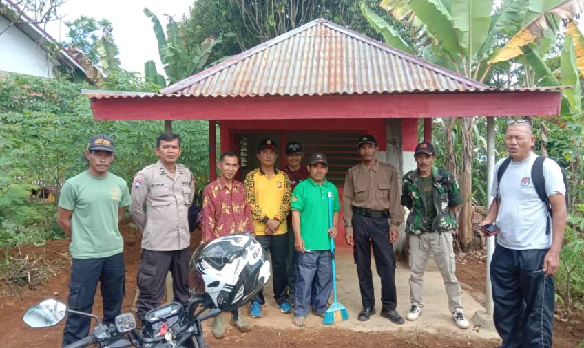 Membaur Bersama Warga, Bhabinkamtibmas Turut Serta Gotong Royong Bersihkan Poskamling