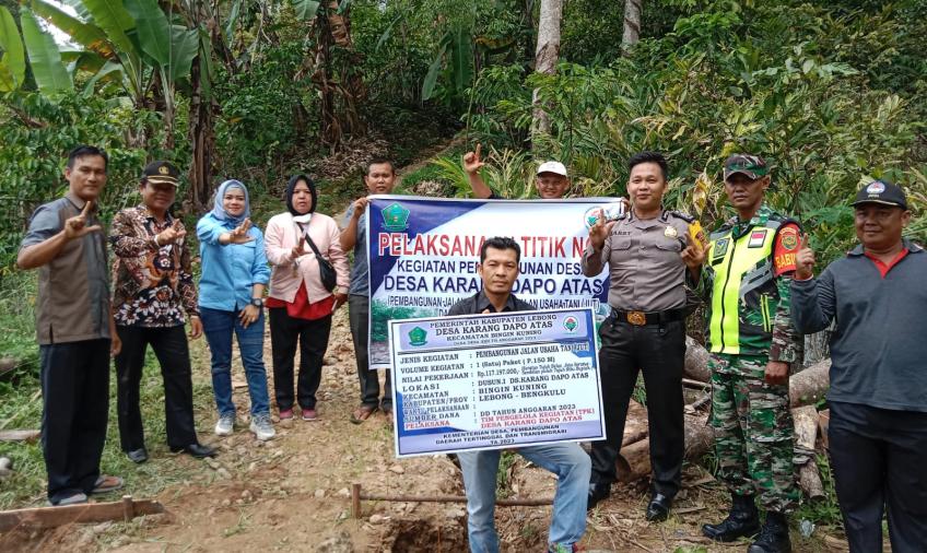 Kapolsek dan Bhabinkamtibmas Hadiri Pembagian BLT DD dan Titik Nol