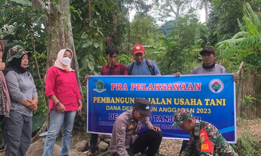 Bhabinkamtibmas Polsek Lebong Tengah Hadiri Titik Nol Pembangunan Jalan Usaha Tani