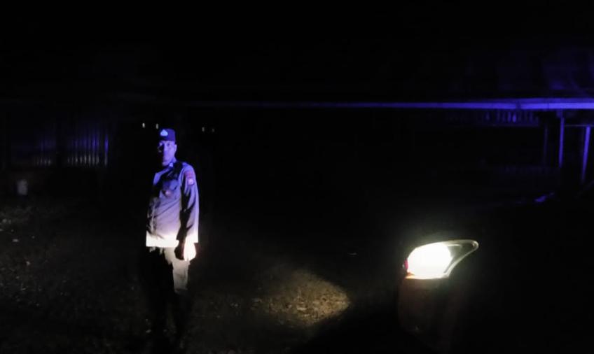 Petugas berpatroli