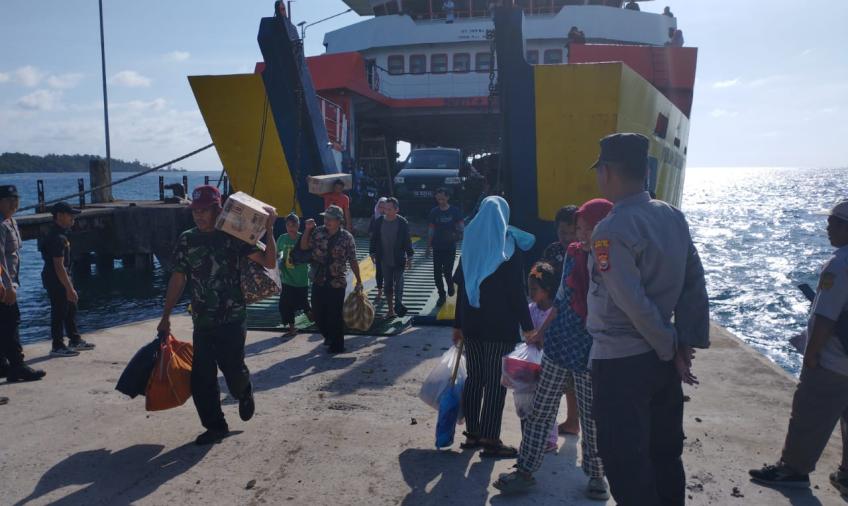 Kapolsek Enggano Pantau Langsung Pengamanan Kedatangan Kapal  Di Pelabuhan Kahyapu Pulau Enggano
