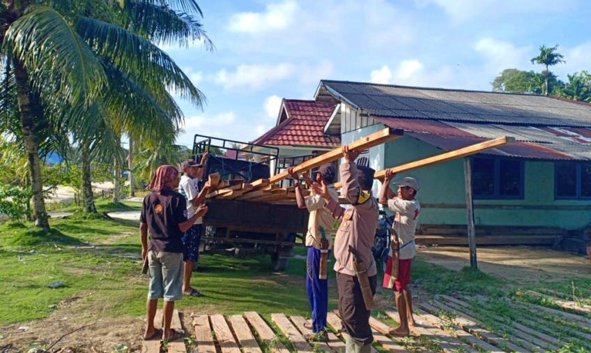 Bhabinkamtibmas Poslek Enggano Gotong Royong Bersama Warga 