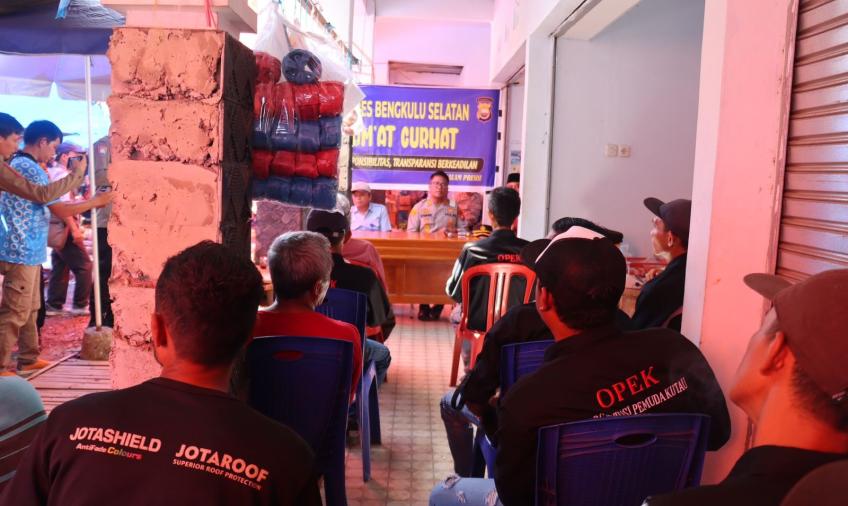 Jumat Curhat, Kapolres Dengarkan Curhatan Pengelola, Warga dan Pengunjung Pasar Kutau