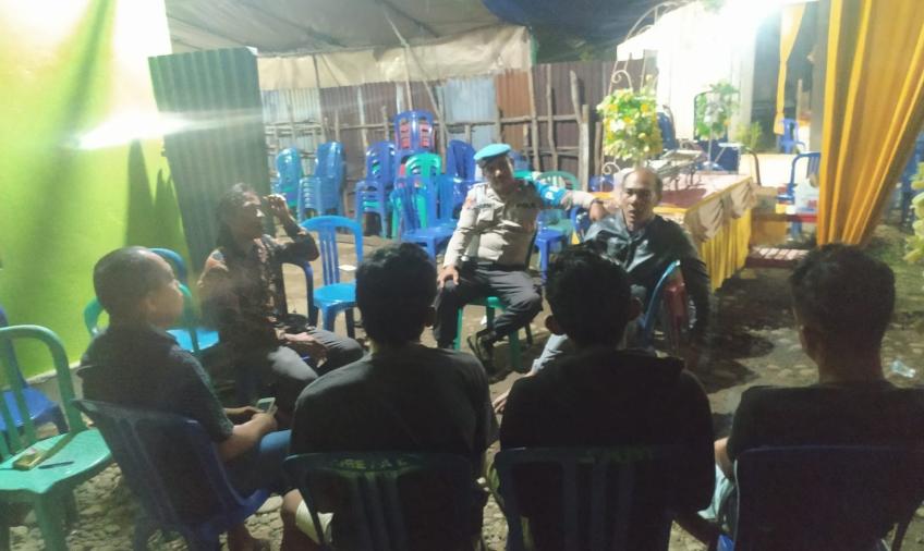 Ngumpul Bareng Warga, Personel Polsek Batik Nau Pantau Sitkamtibmas