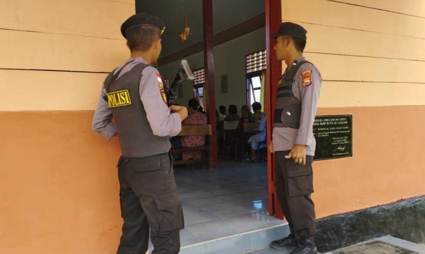 Berikan Rasa Aman Anggota Polsek Enggano Berikan Pengamanan Ibadah Minggu