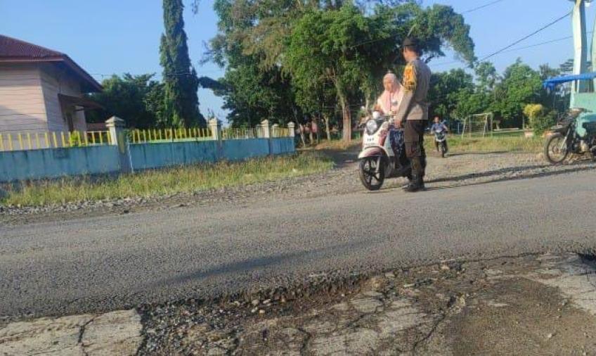 Bhabinkamtibmas Penarik Raya Berikan Imbaun Tertib Berlalulintas 