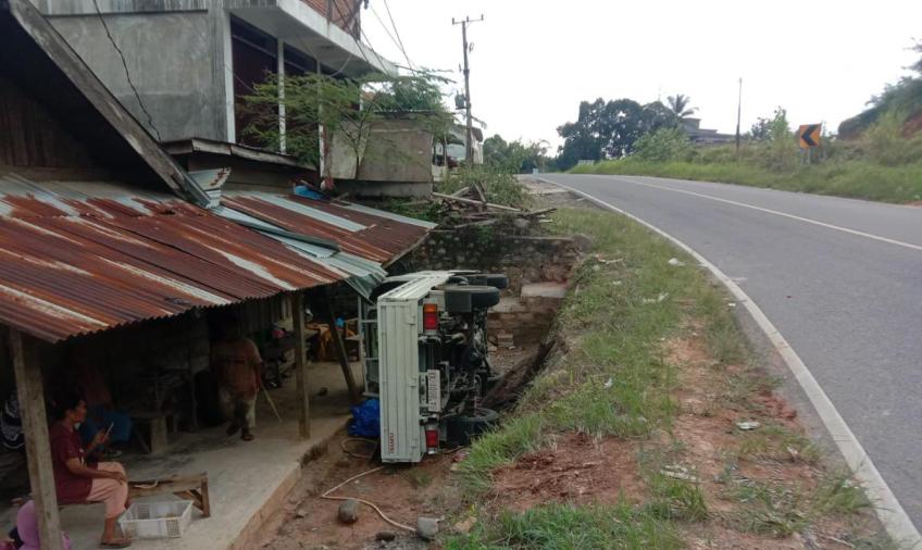 Supir Ngantuk, Mobil Oleng dan Terguling Didepan Rumah Warga