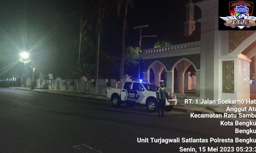 Sat Lantas Polresta Bengkulu Berikan Pengamanan Salat Subuh di Masjid Jamik dan Masjid At-Taqwa Kota Bengkulu 